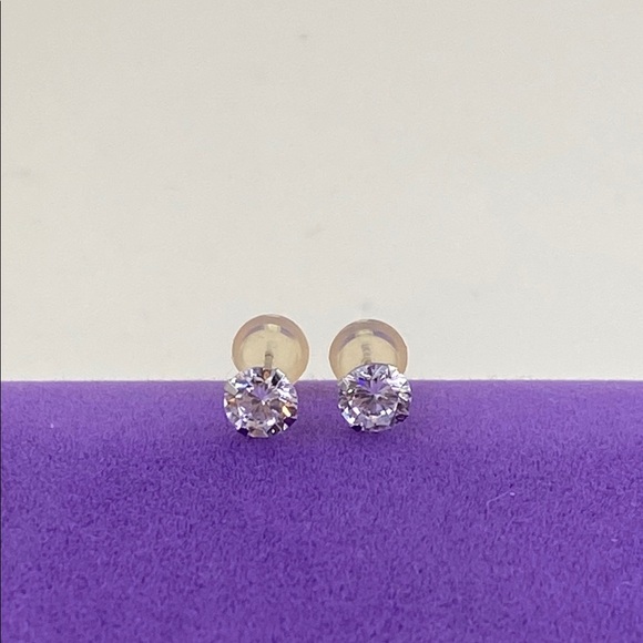 💛 Elegant 14k White Gold CZ Stud Earrings - Picture 2 of 4